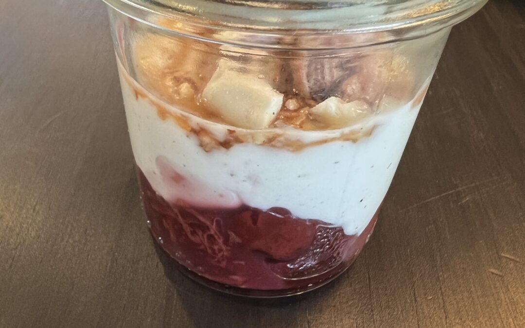 Weihnachtliches Dessert- Glühkirschen mit Joghurtcreme und gebrannten Mandeln