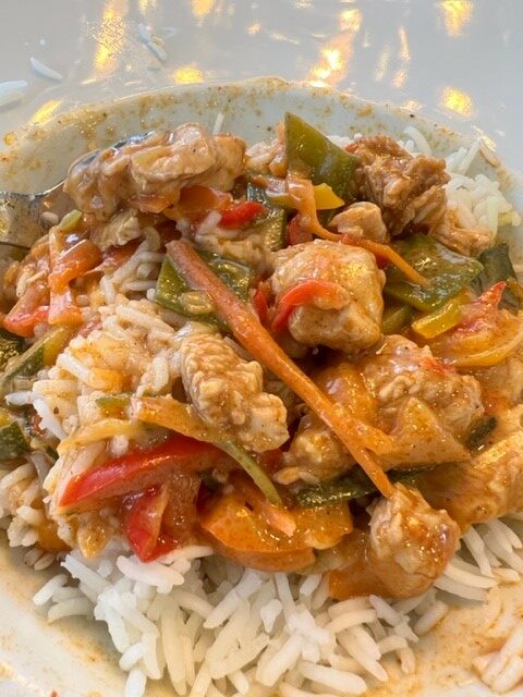 Hähnchen Curry mit Reis und Gemüse