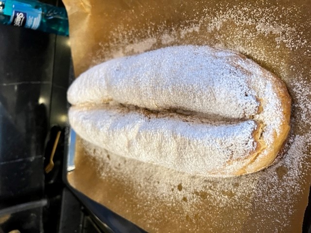 Pflaumen- Walnuss-Stollen