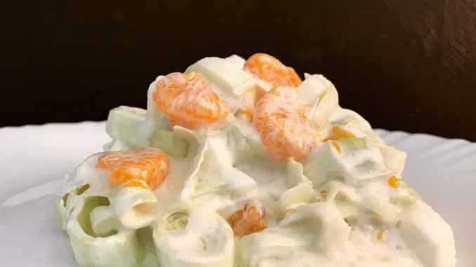 Porree Salat mit Apfel und Mandarinen