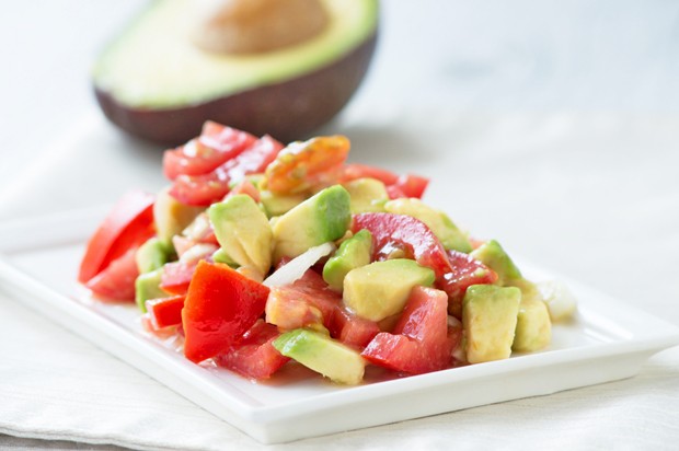 Frischer Tomaten-Avocado-Salat